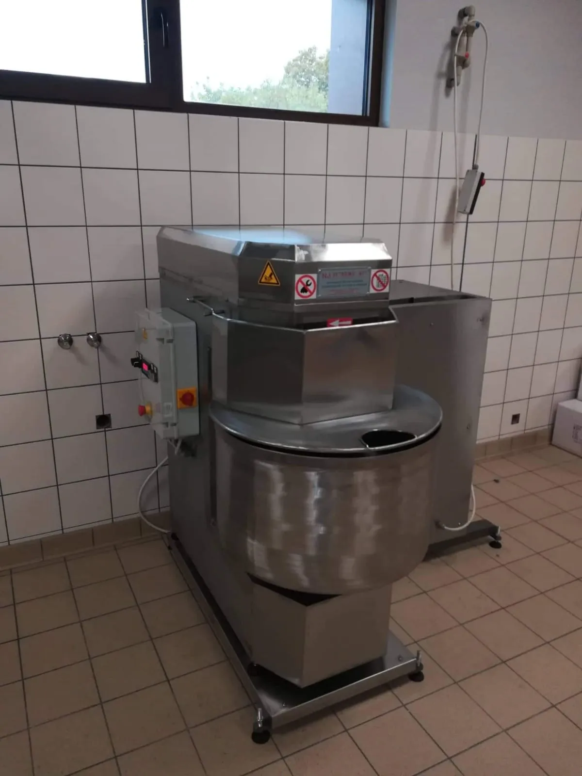 Тестомесачна машина от неръждаема стомана с хидравличен подемник